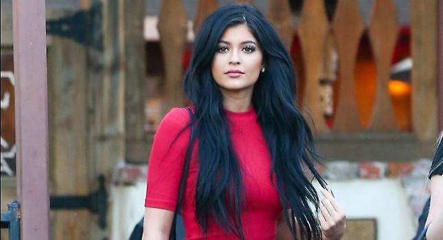 Με πράσινα μαλλιά και… γλειφιτζούρι η Κάιλι Τζένερ (pics)