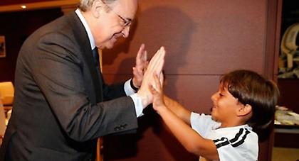 Στο «Μπερναμπέου» o μικρός Σύρος πρόσφυγας που κλώτσησε η οπερατέρ (pics/video)