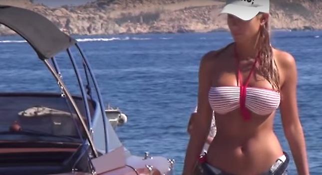 Η ηλιοκαμένη Δούκισσα βγάζει γλώσσα και προκαλεί αναστεναγμούς με το «καυτό» της σορτσάκι! (video)
