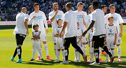 Με τον Κριστιάνο ο μικρός πρόσφυγας που έφαγε τρικλοποδιά από την οπερατέρ (pics/video)