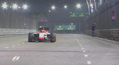 Απίστευτο! Άνθρωπος στην πίστα στη διάρκεια του Grand Prix της F1 (video)