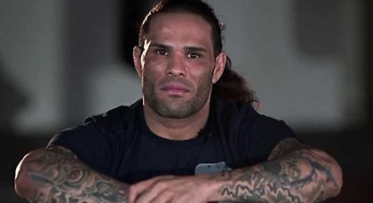 Μαχητής ευχαρίστησε τη σύζυγο και την ερωμένη του (video)