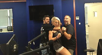 Η Iron Barbie στους «Καμένους στο Ζέσταμα»