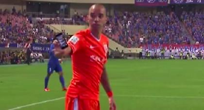 Πέταξαν iPhone σε ποδοσφαιριστή (video)