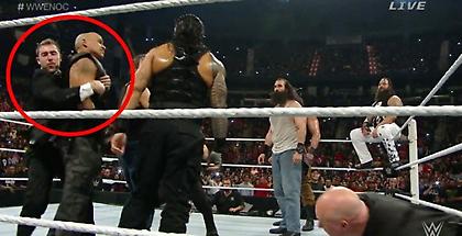 Εισβολέας στο ρινγκ του WWE «εξουδετερώθηκε» από την ασφάλεια (video)
