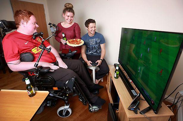 Παραπληγικός παίζει video game με το στόμα