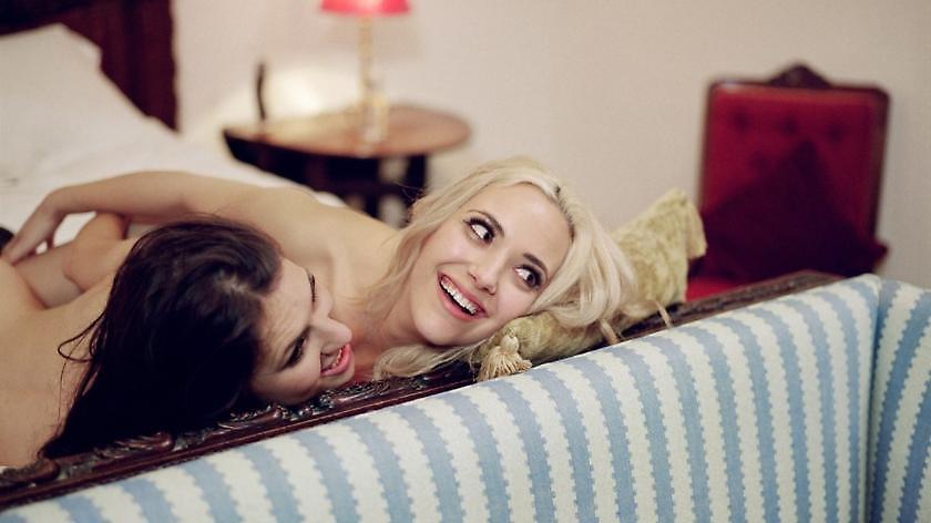 10 φωτογραφίες που μας βάζουν μέσα στα γυρίσματα μιας ταινίας πορνό