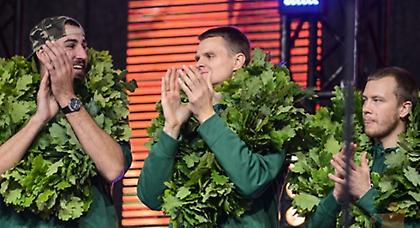 Τους φόρεσαν… στεφάνια στη Λιθουανία! (pics/video)