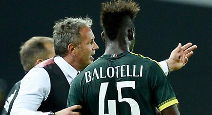 Ο Μιχαΐλοβιτς κλώτσησε τον Μπαλοτέλι (video)