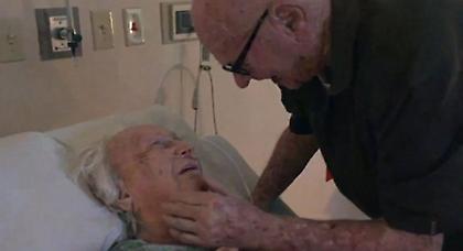 ΣΥΓΚΛΟΝΙΣΤΙΚΟ: 93χρονος τραγουδά στην ετοιμοθάνατη γυναίκα του (video)