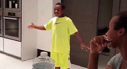 Ο υιός «γλεντά» τον μπαμπά Λεμπρόν (video)