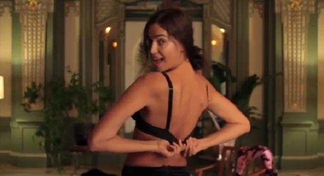 Η Ιρίνα φορά γάντια του μποξ και γδύνεται (video)