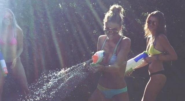 Οι νέοι «άγγελοι» με μαγιό και νεροπίστολα (video)