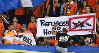 Καταζητείται οπαδός του ΑΠΟΕΛ για πανό κατά των μεταναστών