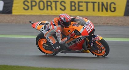 Έπεσε, αλλά… πρώτος ο Μάρκεθ (video)