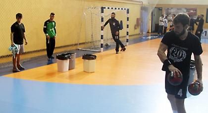 Με… κουβάδες μάζευαν τα νερά στο κλειστό της Μίκρας! (pics)