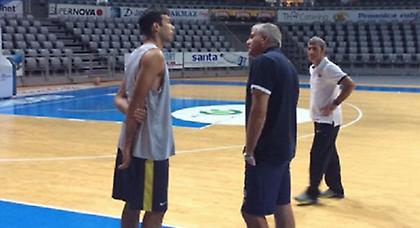 Άρχισε να… σερβίρει ο Σλούκας (video)