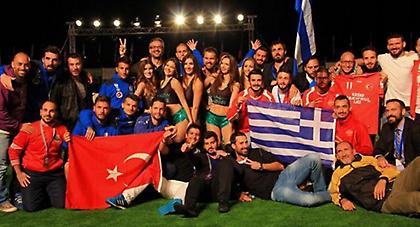 Ο Έλληνας εκπρόσωπος βράβευσε την αποστολή της Τουρκίας, «θερμό» χειροκρότημα από το κοινό