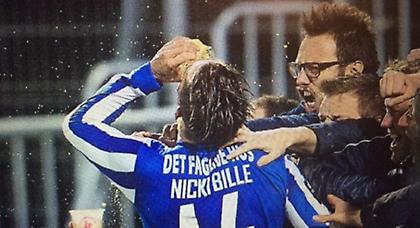 Πανηγύρισε πίνοντας την μπίρα οπαδού (video)