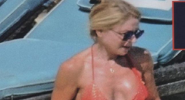 Η Έλλη Στάη με μαγιό στη Μύκονο (pics)