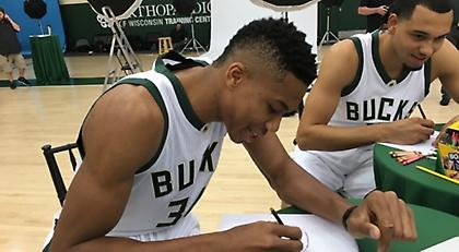 Ζωγράφος και… μοντέλο ο Giannis (pics)