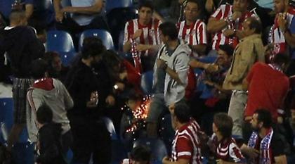 Οι φωτογραφίες-σοκ από τη φωτοβολίδα που παραλίγο να τραυματίσει παιδάκι