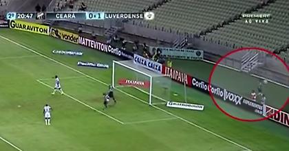 Έξαλλη μασκότ για υπόδειξη οφσάιντ ξεριζώνει το κεφάλι της (video)