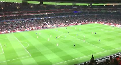 Ολυμπιακοί πανηγυρίζουν έξαλλα το γκολ του Φινμπόγκασον στην εξέδρα της Άρσεναλ! (video)