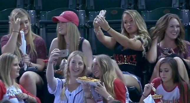 Τις ξεφτίλισαν γιατί έβγαλαν πολλές selfie στο γήπεδο (Pics/vid)