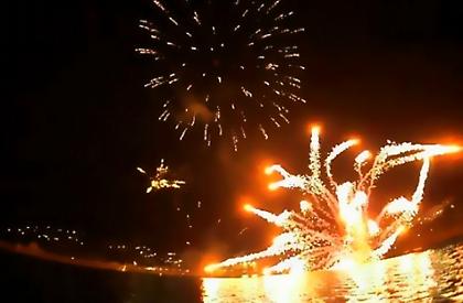 Φώτισε η Μύκονος με βεγγαλικά 40.000 ευρώ (video)