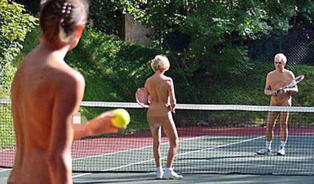 Γυμνή διαμαρτυρία με τένις για μια πολυκατοικία