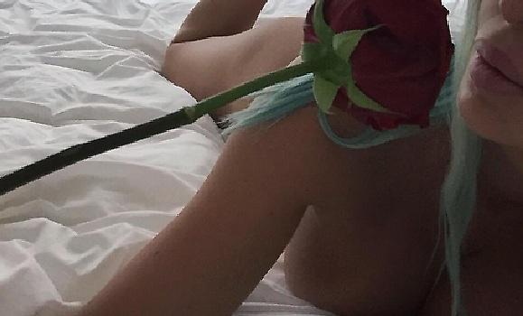 Η σύντροφος του Τόσιτς «παίζει» μεγάλη μπάλα, φορώντας λίγα ρούχα  (video, pics)