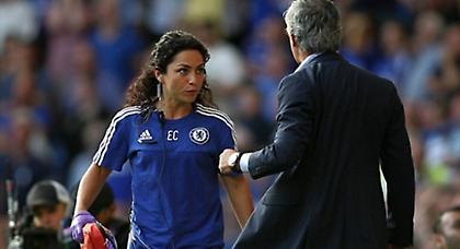 Τα χώνει… με το γάντι η Καρνέιρο!