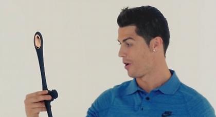 Αυτός είναι ο Κριστιάνο. Και κρατάει κάτι παράξενο στο χέρι του (video)