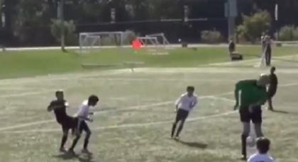 Παιδάκι γονατίζει διαιτητή (video)