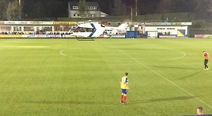 Ελικόπτερο προσγειώθηκε σε γήπεδο και διέκοψε αγώνα (video)