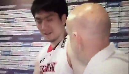 Συγκινητική στιγμή μεταξύ παίκτη και προπονητή (video)