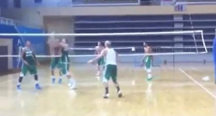 Καρφώνει και στο βόλεϊ ο εξάστερος (video)