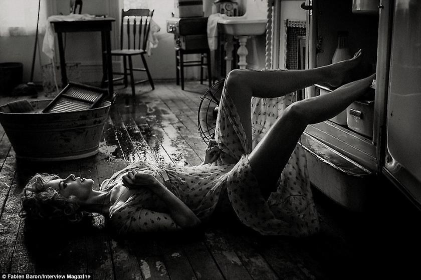 Η Νικόλ Κιντμαν με σιθρού σε σαγηνευτική ασπρόμαυρη φωτογράφηση