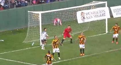 Σοκαριστική πτώση οπαδού από κερκίδα (video)