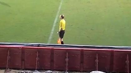 Επόπτης διασκεδάζει το κοινό με τις χορευτικές του φιγούρες (video)