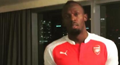 Βίντεο: Τίμιος ο Μπολτ – Έχασε στοίχημα και φόρεσε φανέλα της Άρσεναλ!