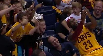 Selfie εν ώρα αγώνα ο Λεμπρόν