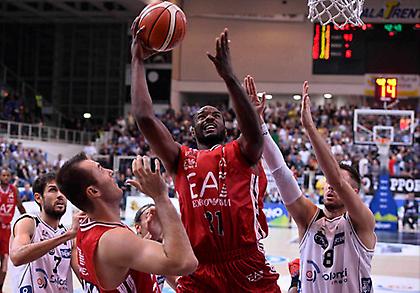 Ο Τζούλιαν Ράιτ σταμάτησε την Αρμάνι