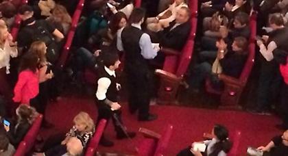 Αποθεώθηκε ακόμη και στο θέατρο ο Μέσι!