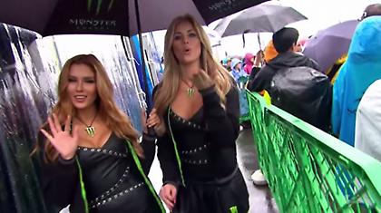 Τα κορίτσια του Moto GP προκαλούν ατυχήματα (video)