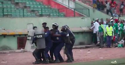 Άγριο ξύλο με δεκάδες τραυματίες σε αγώνα στο Κονγκό (video)