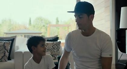 O γιος του Κριστιάνο Ρονάλντο δεν μπορεί με ΤΙΠΟΤΑ να πει σωστά το όνομα του (video)