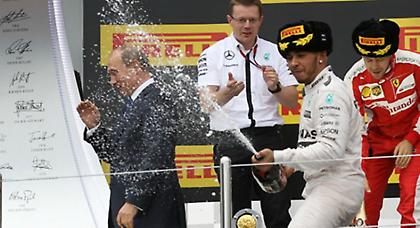 Ο απρόσεκτος Χάμιλτον έβρεξε με σαμπάνια τον Πούτιν (video)