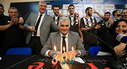 Το «ευχαριστώ» του Μαρκόπουλου για νίκη και… τούρτα